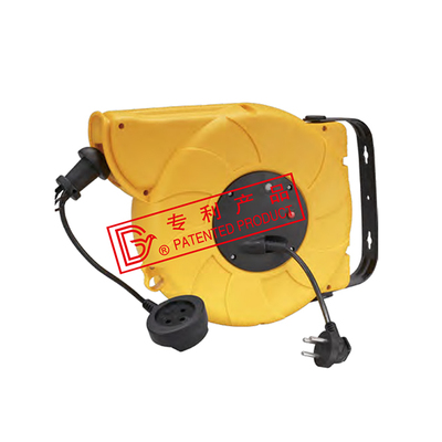 Retractable cable reel