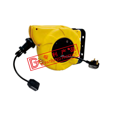 Retractable cable reel