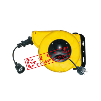 Retractable cable reel